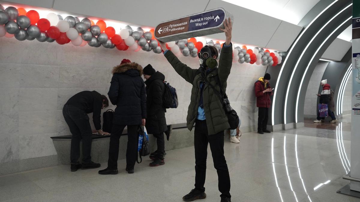 Эскалатор остановился один раз, поезд — дважды. Как «Путиловская» и «Юго-Западная» приняли первых пассажиров