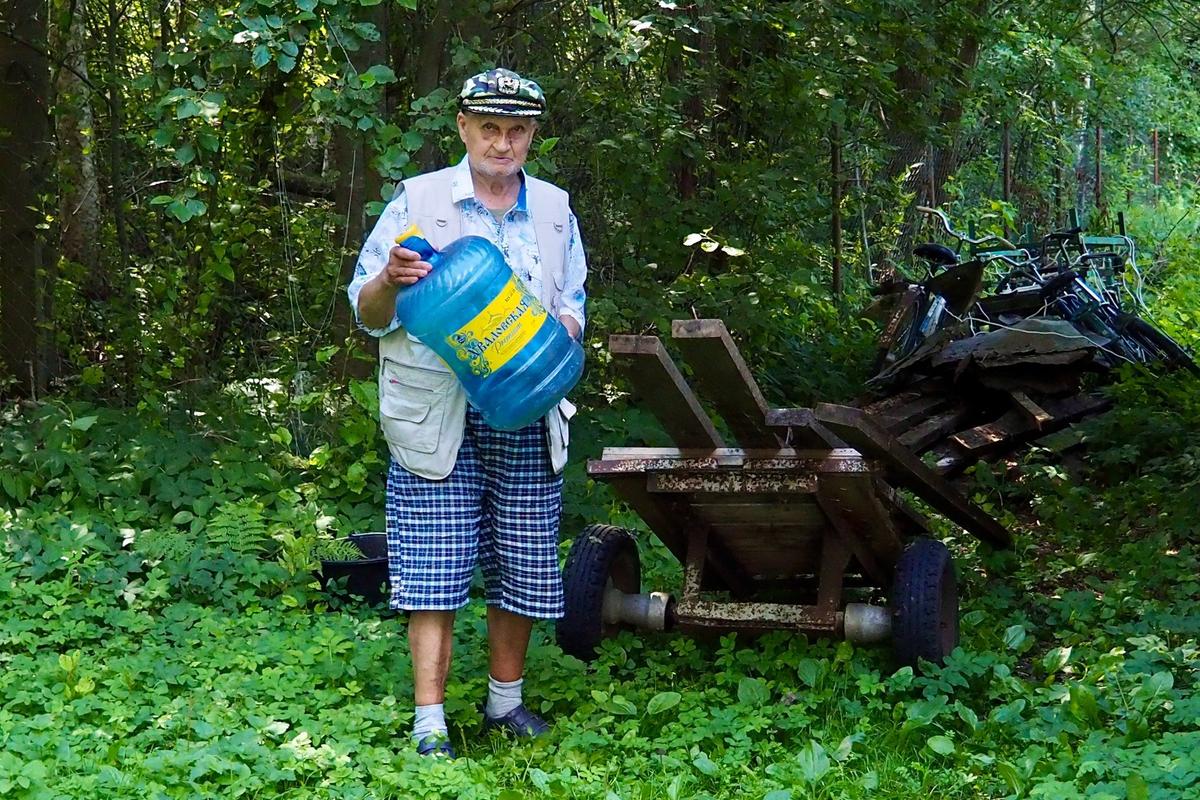 Восемь таких канистр с водой Георгию Александровичу приходится возить на телеге от колонки домой. На неделю ему нужно около 150 литров воды. Фото: Павел Даиси / MR7