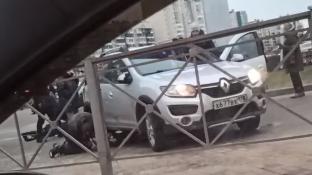 Автомобиль сбил пятерых человек на тротуаре у Комендантской площади