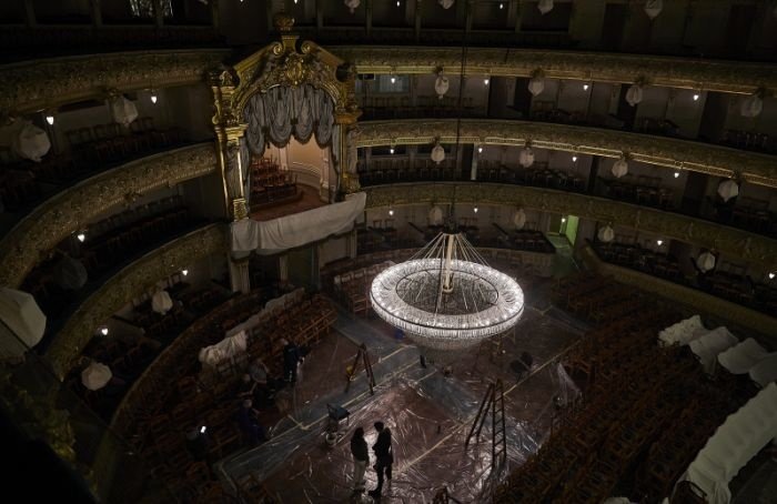 В Мариинском театре по традиции перед началом сезона отмыли хрустальную люстру