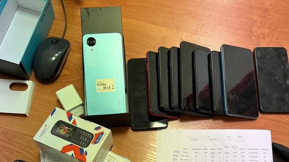 Телефоны, найденные во время обыска. Фото: пресс-служба ГУ МВД РФ по Петербургу и Ленобласти