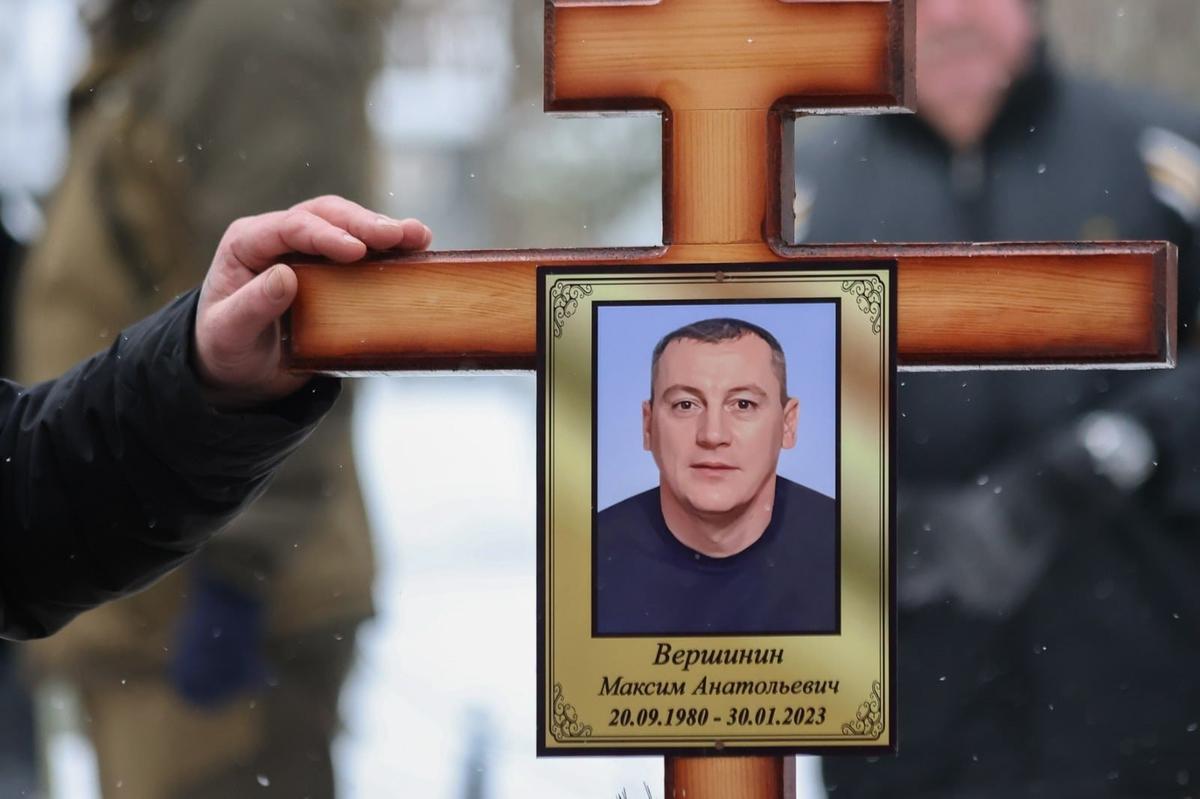 Крест на могиле Максима Вершинина. Фото: администрация Выборгского района / «ВКонтакте»