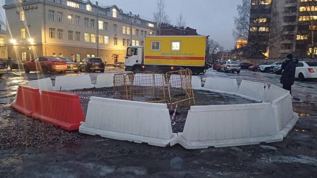 На Гапсальской улице из-под земли забил фонтан