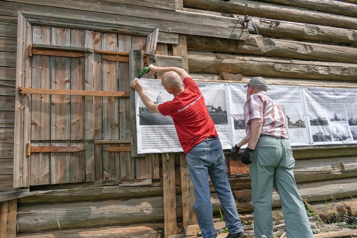 На старом срубе установили информационные плакаты. Фото: Максим Титов