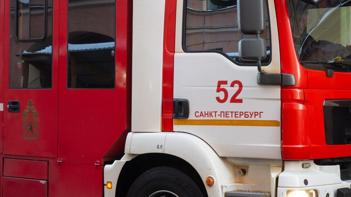 В Выборгском районе Петербурга загорелась четырехкомнатная квартира, пострадавших нет