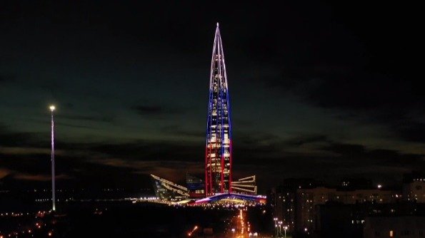 «Лахта Центр» в честь Дня России засияла цветами российского флага