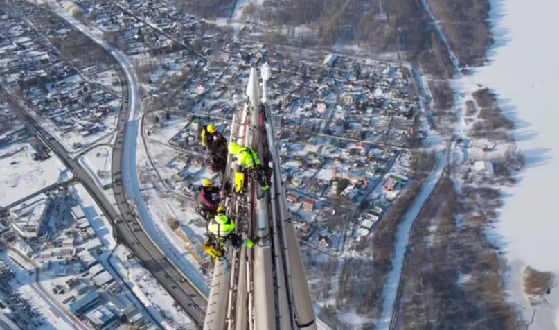 Альпинисты за работой на самом высоком небоскребе Европы. Скриншот видео с Telegram-канала «Лахта Центра»