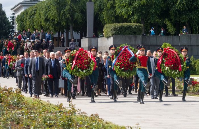 На Пискаревском кладбище почтили память защитников и жителей Ленинграда