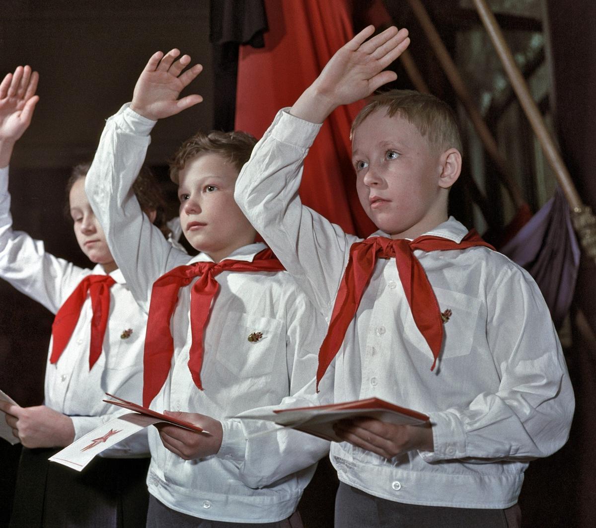 Дмитрий Бальтерманц, Юные ленинцы Алёша Пиляев и Игорь Усаков. Москва, 1961 год. Собрание МАММ / Архив журнала «Огонёк»