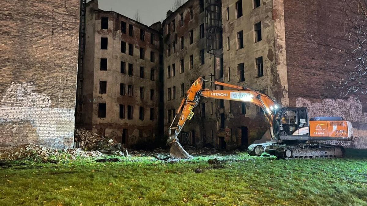 Аварийные перекрытия дома Лялевича начали разбирать