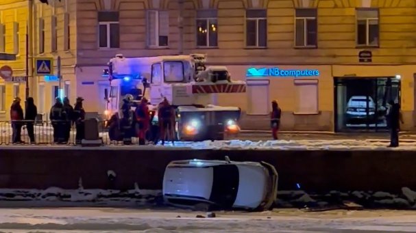 Петербуржец вылетел на машине на лед Фонтанки