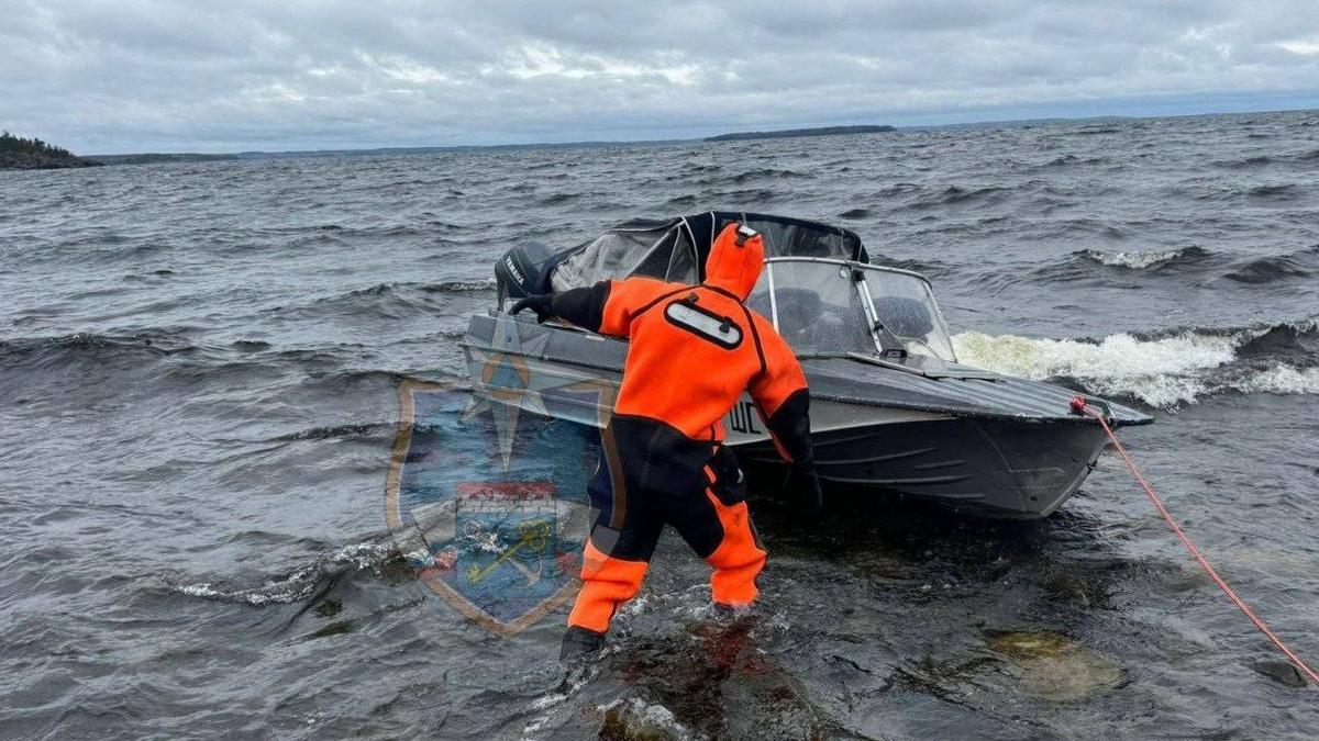 На Ладожском озере спасли лодку с двумя людьми