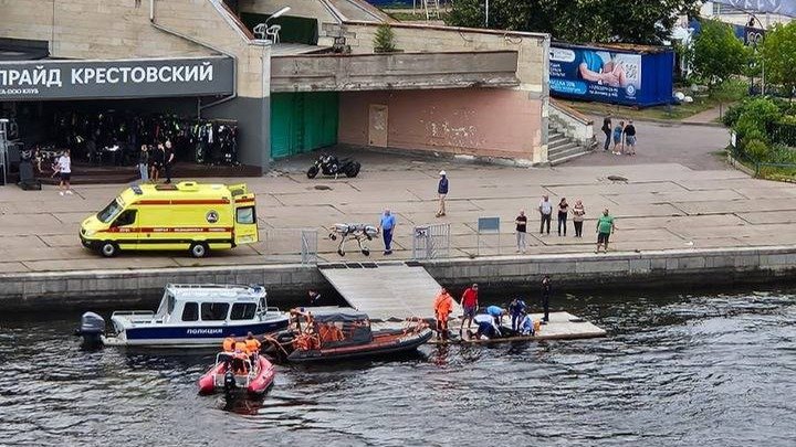 Гидроцикл столкнулся с катером у Лазаревского моста