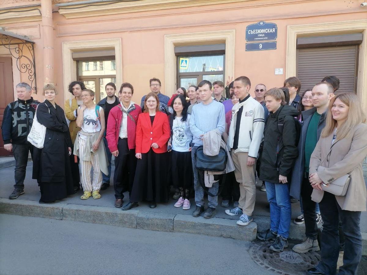 Дарья с группой поддержки у здания Петроградского суда после последнего слова. Фото: MR7