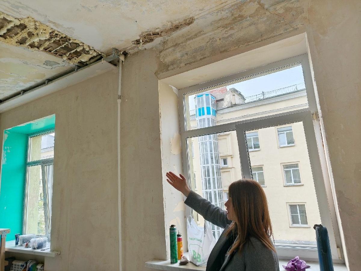 Потолок течёт, делать ремонт бессмысленно. Фото: Катерина Иванова / МР7