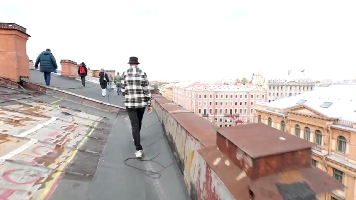 Прогулка по крыше. Скриншот: видео ГУ МВД