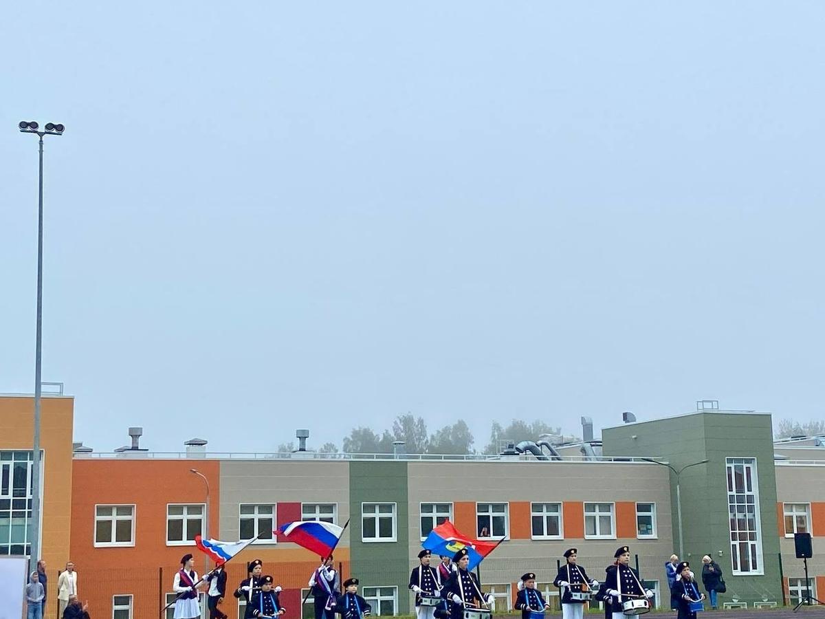 Линейка у нового корпуса Осельковской средней школы. Фото: Валерия Шимаковская / MR7