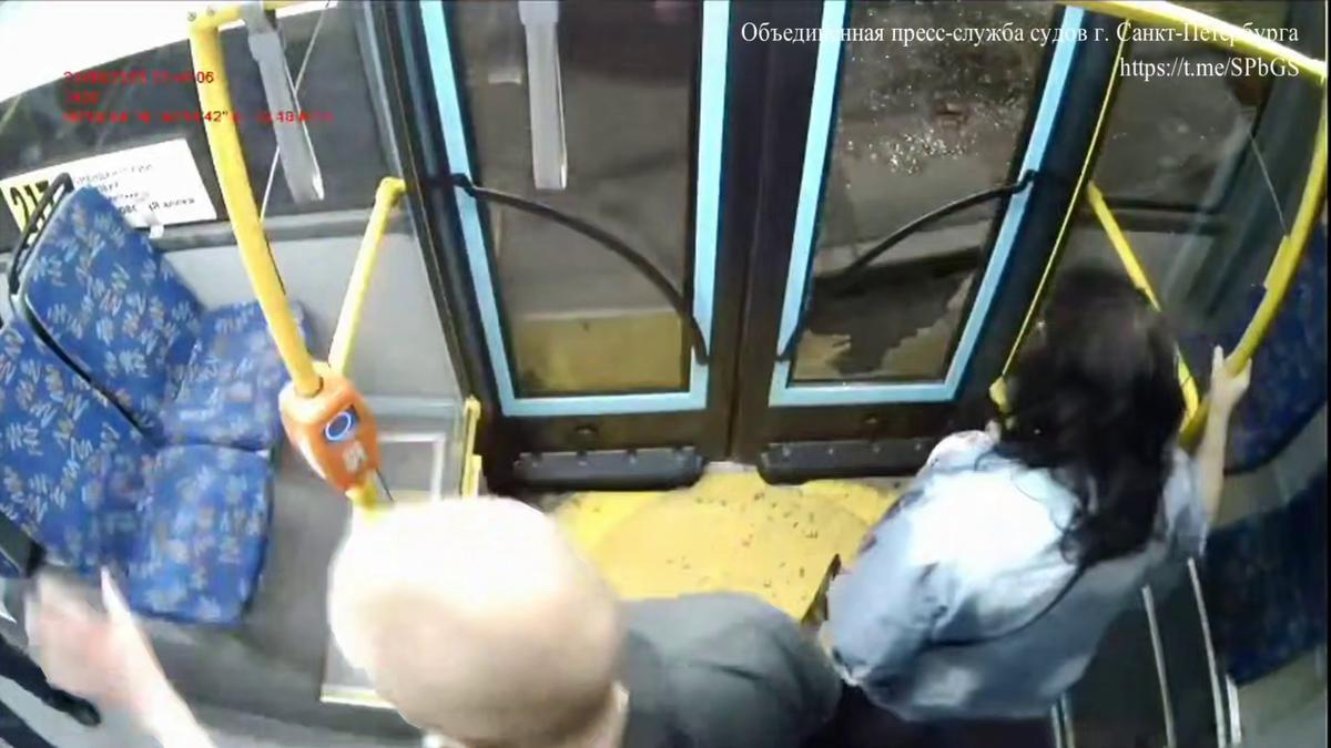 Суд в Петербурге на пять суток арестовал женщину, разбившую ногой стекло в двери автобуса
