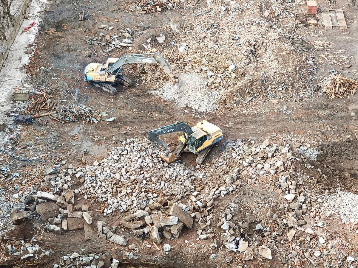 Стройплощадка на месте снесенного ВНИИБ, март 2026 года. Фото: МР7