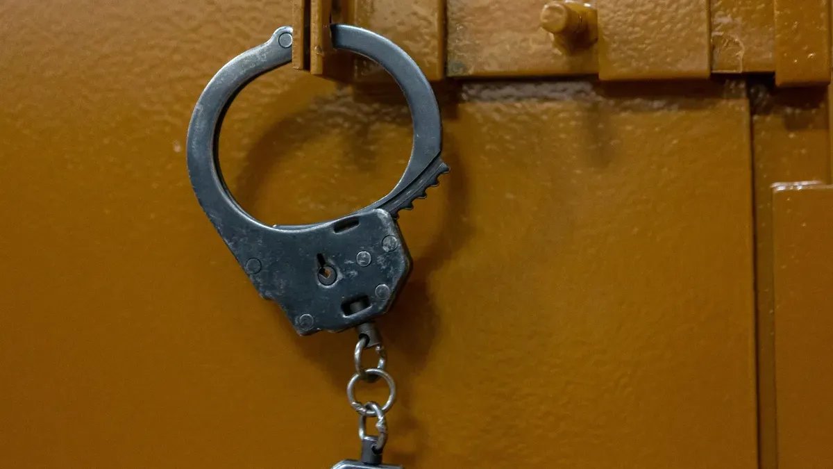 Троих мужчин задержали в Петербурге по подозрению в похищении человека ради 250 тысяч рублей