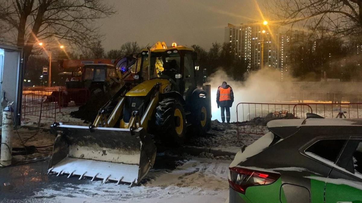 На Московском шоссе прорвало трубопровод