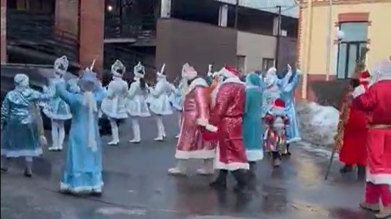 Деды Морозы поздравили маленьких пациентов Педиатрического университета