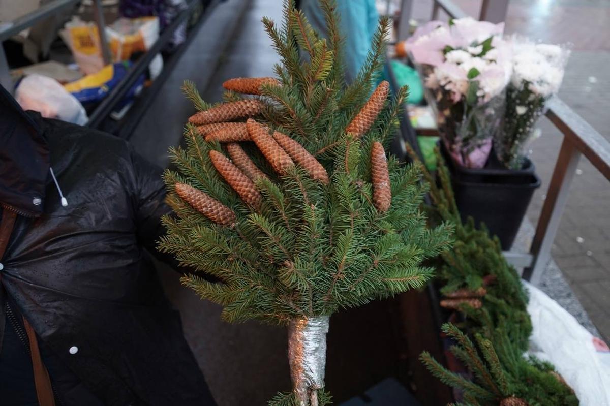 Такой букет у метро в Петербурге предлагают купить за 700 рублей. Фото: Павел Борисенко / MR7