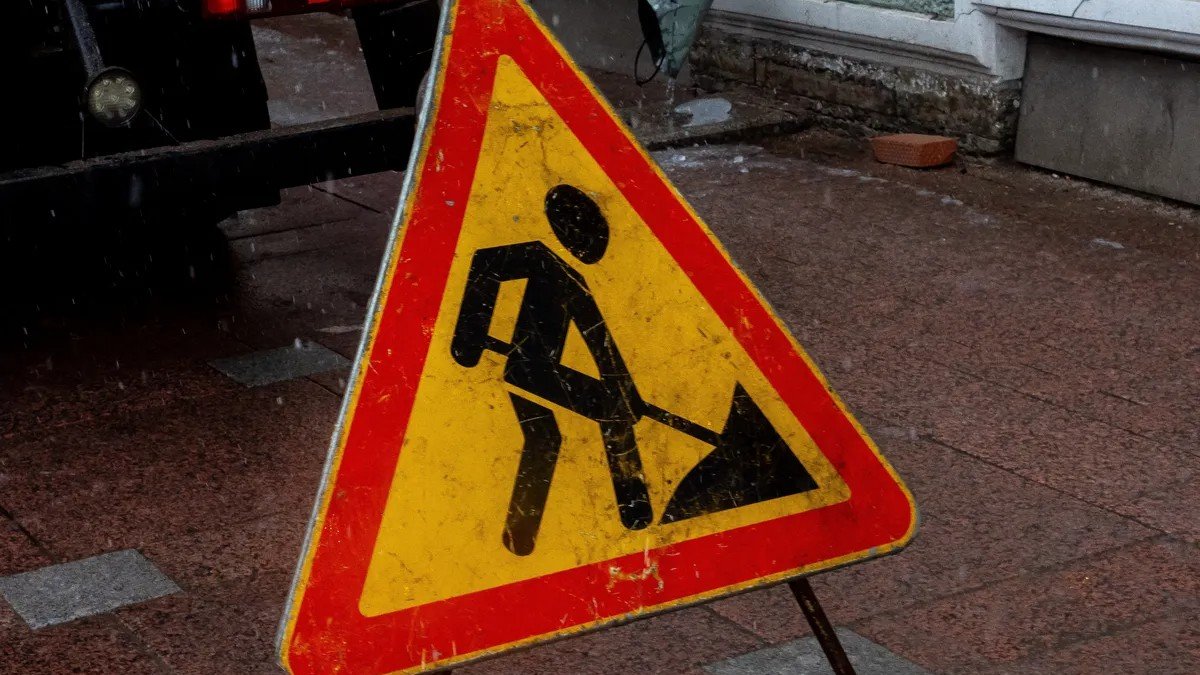 Движение транспорта в трёх районах Петербурга ограничат с 28 марта