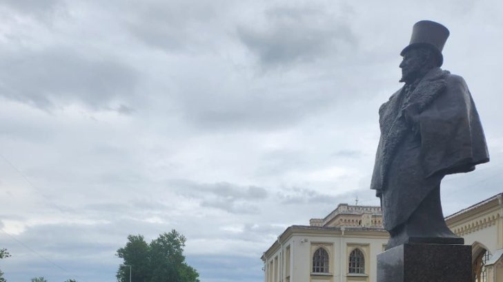 В Петергофе вернули на место снесённый снегоуборочной машиной памятник Штиглицу