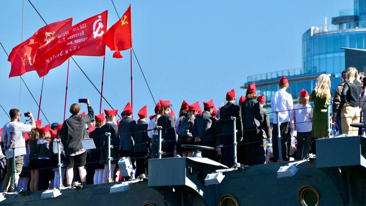 На крейсере «Аврора» торжественно приняли в пионеры юных петербуржцев