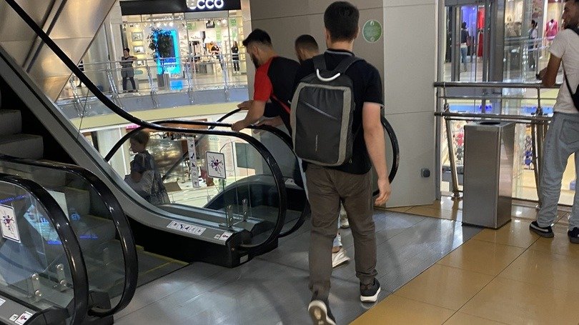 Посетителя ТЦ на Комендантском проспекте избили трое мужчин