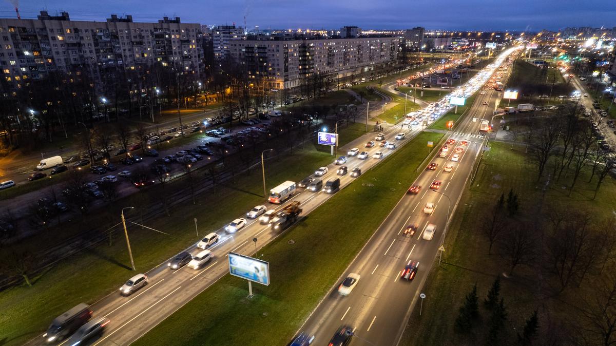 Освещение около 40 улиц и магистралей Петербурга заменят в 2023 году