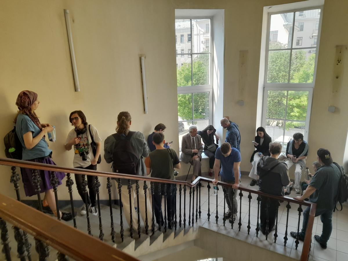 Слушатели и участники процесса по делу Скочиленко на лестнице Василеостровского суда. Фото: Анна Мотовилова / MR7