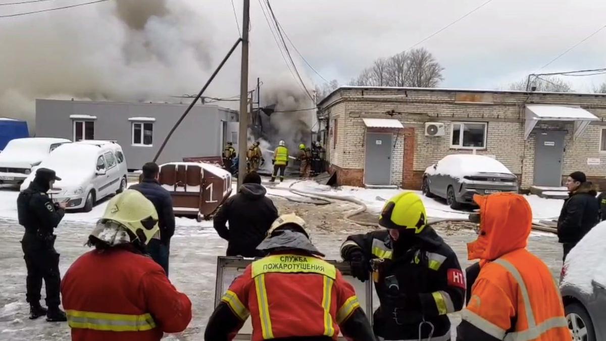 Пожар в ангаре на Полевой Сабировской тушили почти четыре часа | 20.04.2024  | Санкт-Петербург - БезФормата