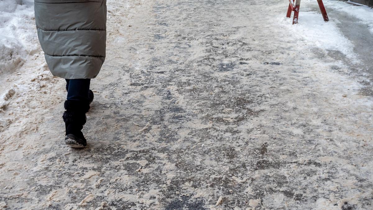 Юный петербуржец получил 150 тысяч рублей за падение на скользком тротуаре