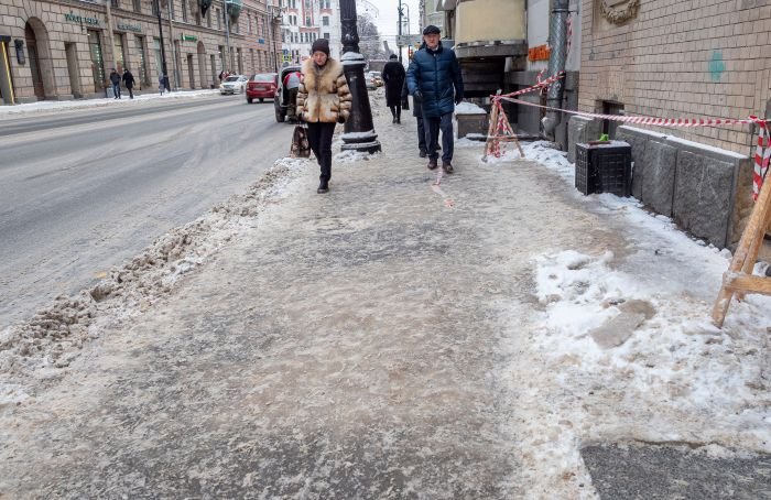 Лёд и лужи: тротуары Петербурга превратились в полосу препятствий