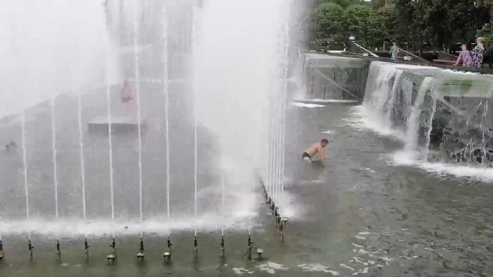 Два петербуржца решили искупаться в фонтане на Московской площади. С ними провели беседу