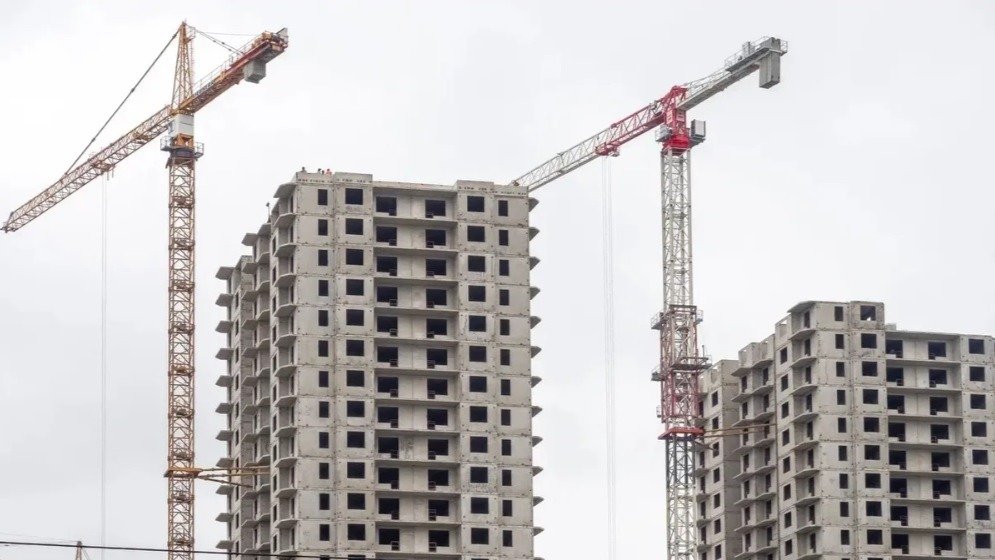 За год цена на жильё в новостройках снизилась только в Кронштадтском и Колпинском районах