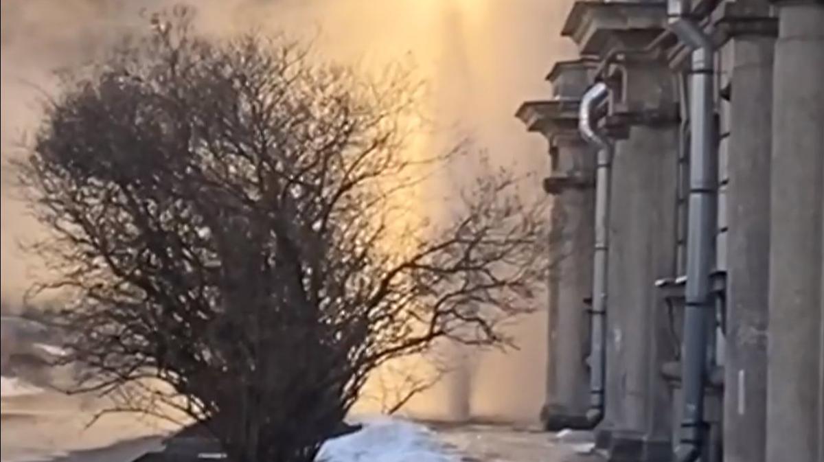 Во дворе дома на улице Фрунзе забил фонтан кипятка