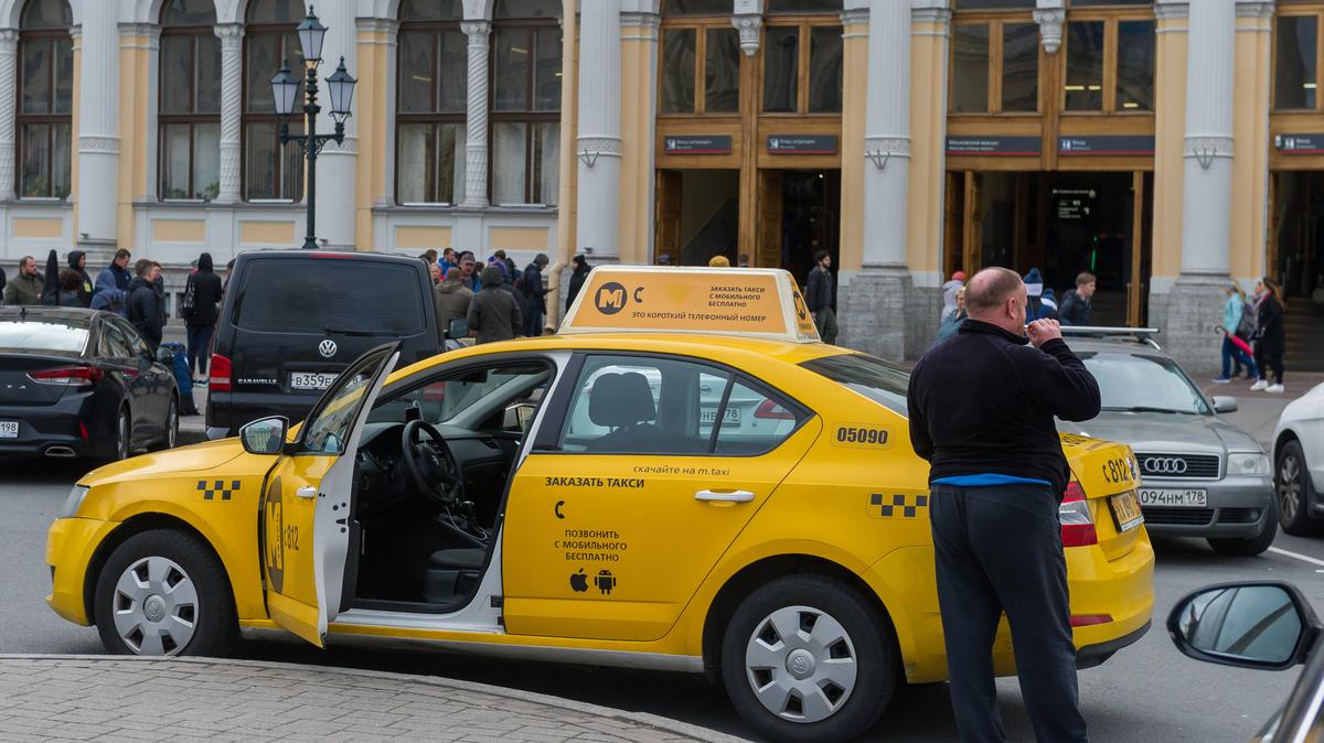 Белый цвет, тарифы и спецпарковки: в Петербурге собираются «либерально» урегулировать сферу такси