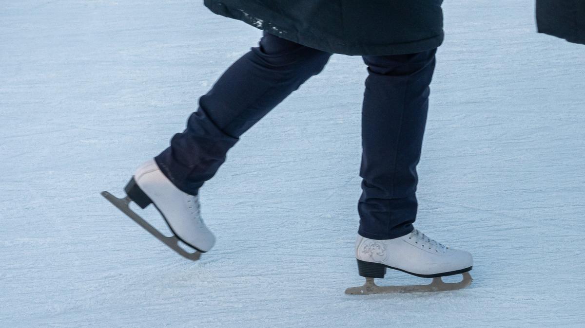 В Калининском районе зимой будут открыты 17 дворовых катков