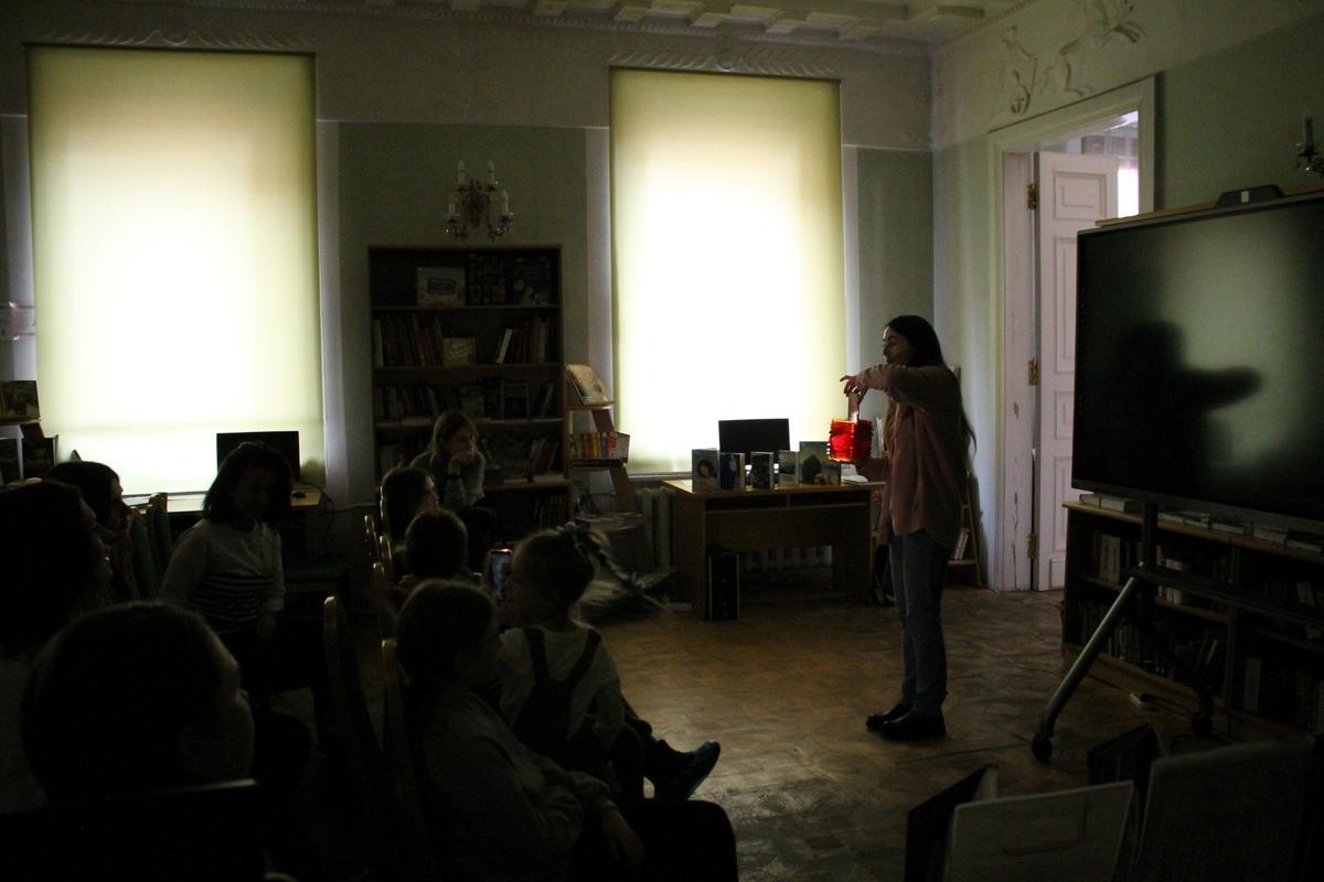 Ирина Босенко проводит лекцию о маяках в Детской библиотеке иностранной литературы Яснова. Фото: страница библиотеки