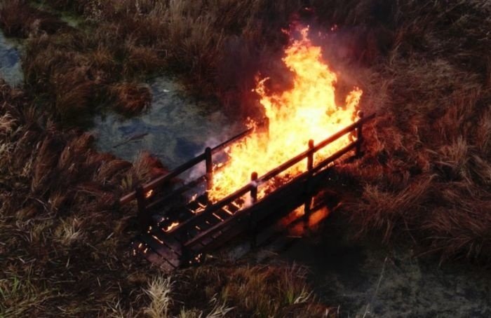 Арт-группа «Явь» сожгла мост ко Дню народного единства