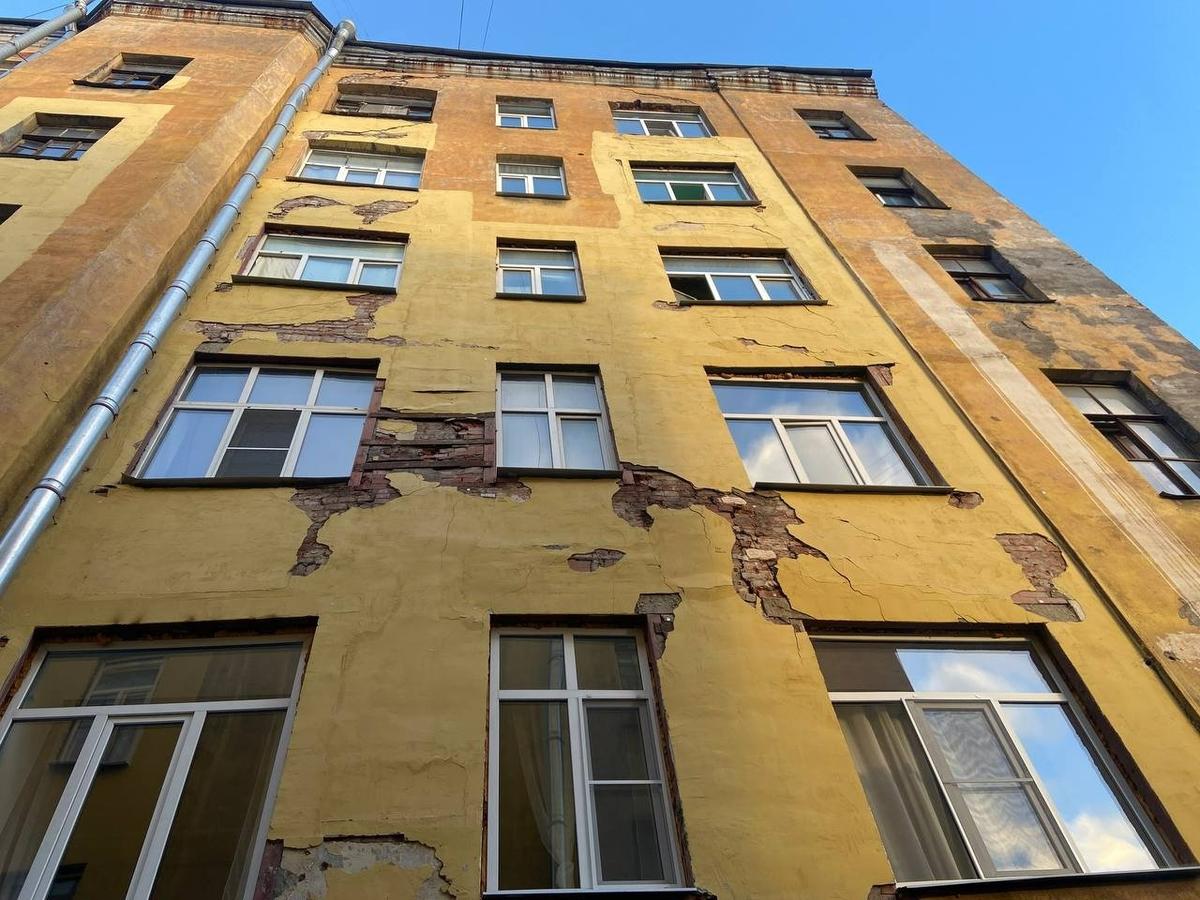 Трещина на фасаде дома. Фото: Валерия Шимаковская / MR7