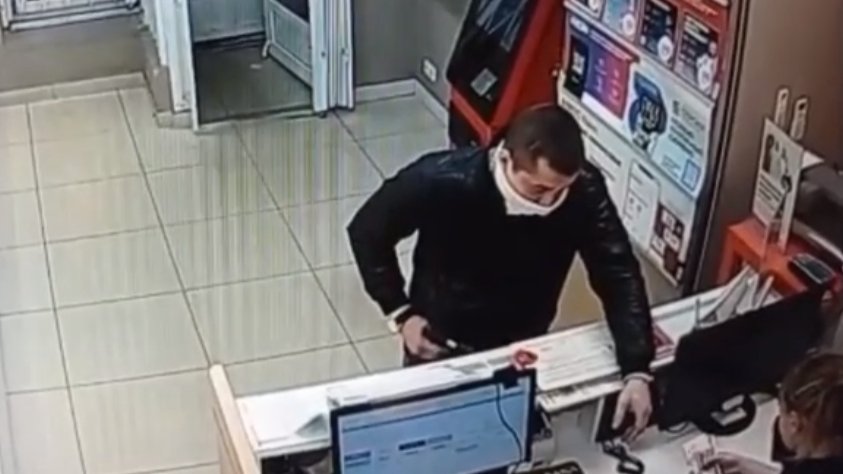 Мужчина с пистолетом ограбил салон сотовой связи на проспекте Ветеранов