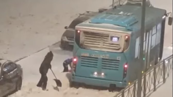 Пассажиры откапывали застрявший в снегах лазурный автобус, помогали даже дети