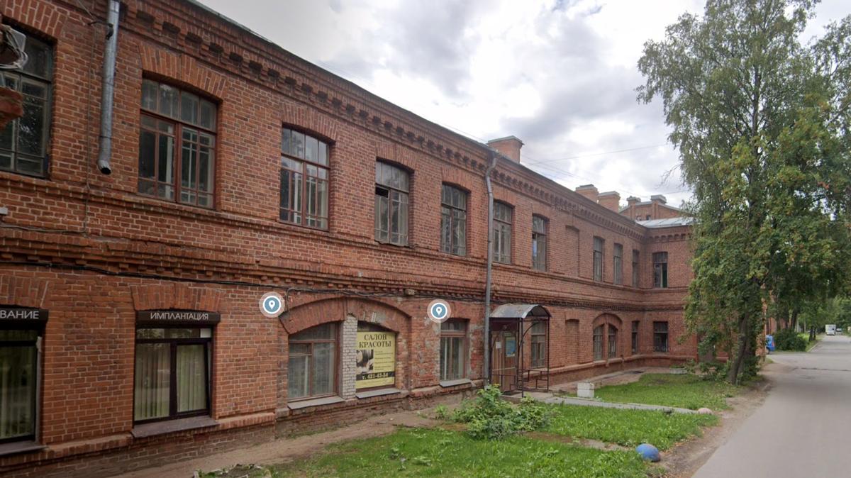 В Стрельне в здании-памятнике деревянные окна заменили на пластиковые