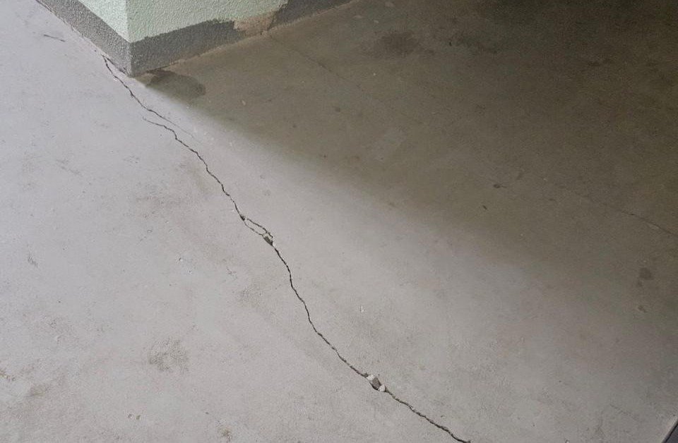 Трещины постоянно ширятся. Фото: группа в ВК «Аварийный дом ГП Дубровка Советская 34 к 1»