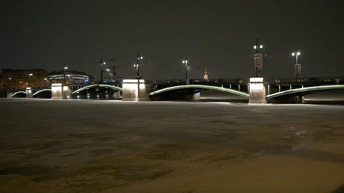 На Биржевом мосту появилась новая художественная подсветка