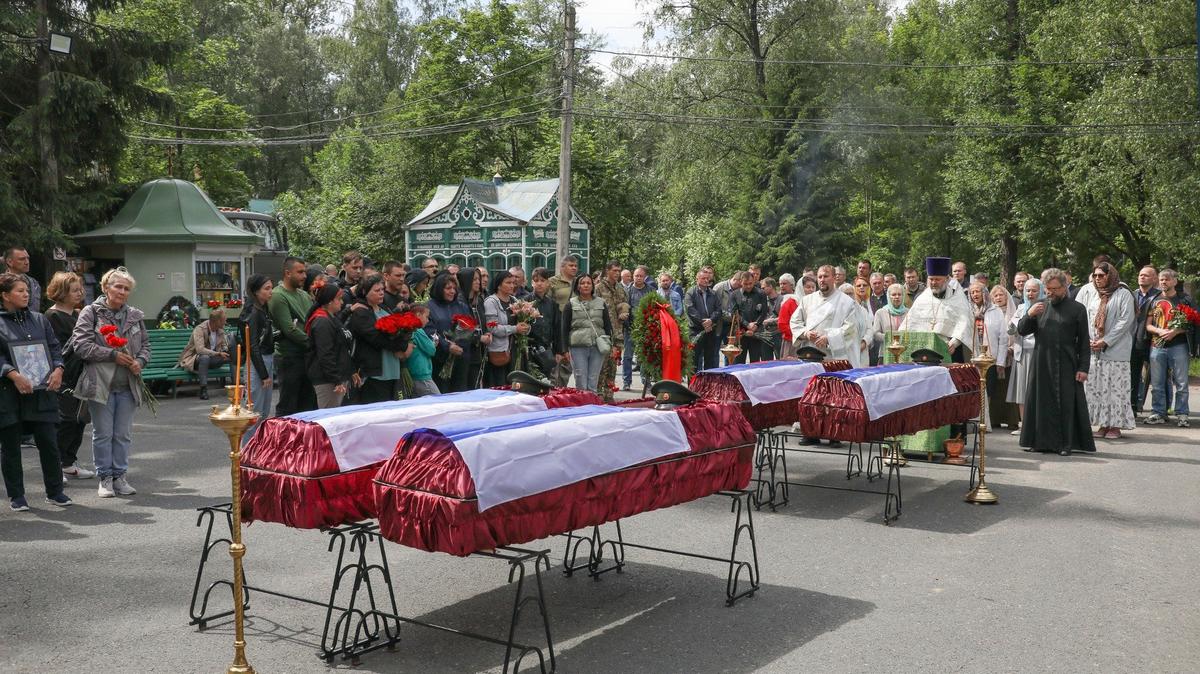 На Серафимовском кладбище простились с четырьмя добровольцами батальона «Нева»